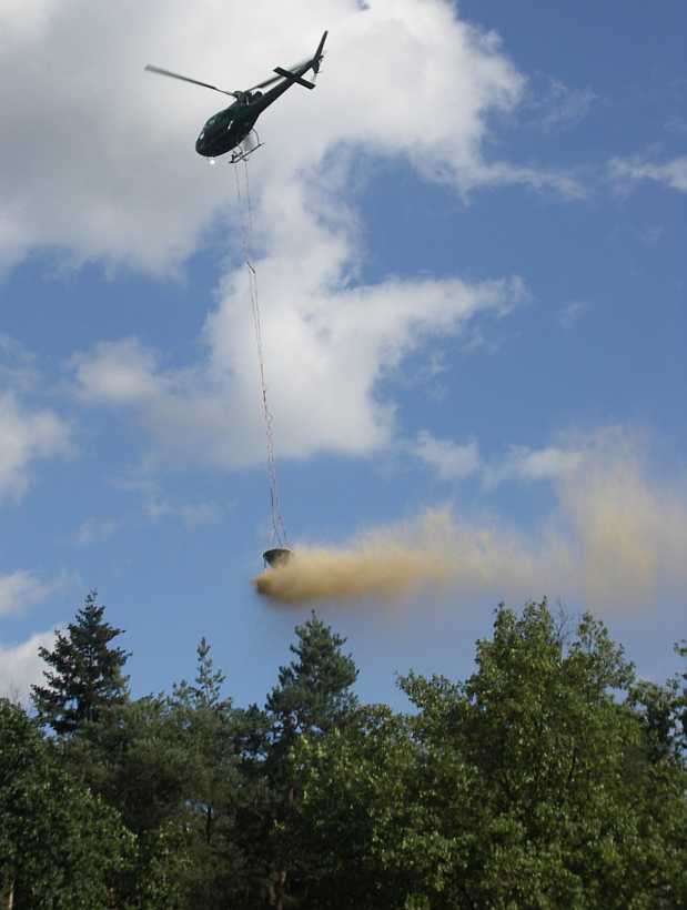 Helikopter bei der Ausbringung des Kalkmaterials